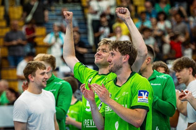 23.05.2026, xovx, Handball Daikin Handball-Bundesliga, HSG Wetzlar - HC Erlangen Die Spieler der HSG Wetzlar bejubeln ausgelassen den 29:26 Heimsieg über den HC Erlangen. V.l. Tristan Kirschner (HSG Wetzlar), Niklas Theiß (HSG Wetzlar) Wetzlar Buderus Arena Hessen Deutschland (DE)