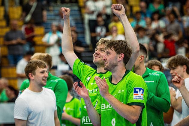 23.05.2026, xovx, Handball Daikin Handball-Bundesliga, HSG Wetzlar - HC Erlangen Die Spieler der HSG Wetzlar bejubeln ausgelassen den 29:26 Heimsieg über den HC Erlangen. V.l. Tristan Kirschner (HSG Wetzlar), Niklas Theiß (HSG Wetzlar) Wetzlar Buderus Arena Hessen Deutschland (DE)
