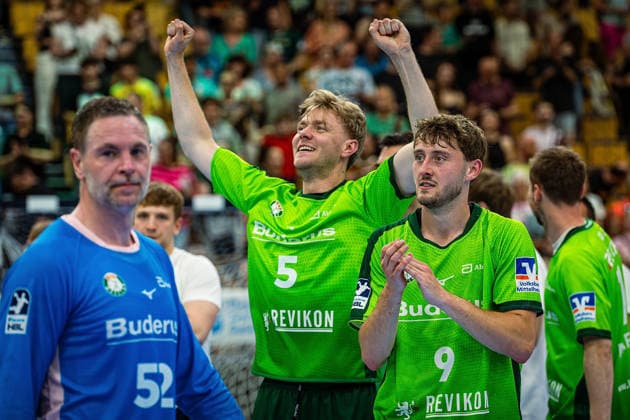 23.05.2026, xovx, Handball Daikin Handball-Bundesliga, HSG Wetzlar - HC Erlangen Die Spieler der HSG Wetzlar bejubeln ausgelassen den 29:26 Heimsieg über den HC Erlangen. V.l. Andreas Palicka (HSG Wetzlar), Tristan Kirschner (HSG Wetzlar), Niklas Theiß (HSG Wetzlar) Wetzlar Buderus Arena Hessen Deutschland (DE)