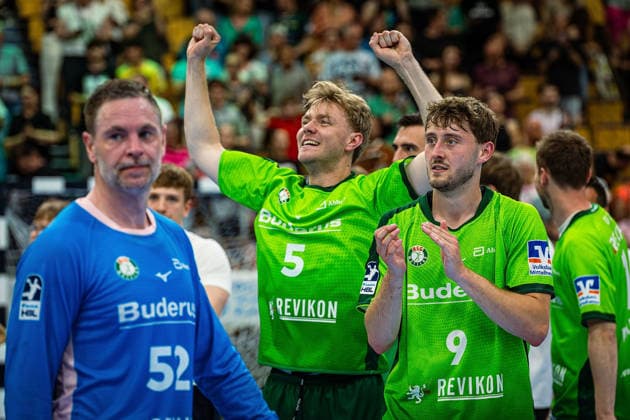 23.05.2026, xovx, Handball Daikin Handball-Bundesliga, HSG Wetzlar - HC Erlangen Die Spieler der HSG Wetzlar bejubeln ausgelassen den 29:26 Heimsieg über den HC Erlangen. V.l. Andreas Palicka (HSG Wetzlar), Tristan Kirschner (HSG Wetzlar), Niklas Theiß (HSG Wetzlar) Wetzlar Buderus Arena Hessen Deutschland (DE)
