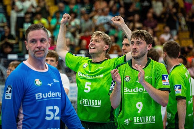 23.05.2026, xovx, Handball Daikin Handball-Bundesliga, HSG Wetzlar - HC Erlangen Die Spieler der HSG Wetzlar bejubeln ausgelassen den 29:26 Heimsieg über den HC Erlangen. V.l. Andreas Palicka (HSG Wetzlar), Tristan Kirschner (HSG Wetzlar), Niklas Theiß (HSG Wetzlar) Wetzlar Buderus Arena Hessen Deutschland (DE)