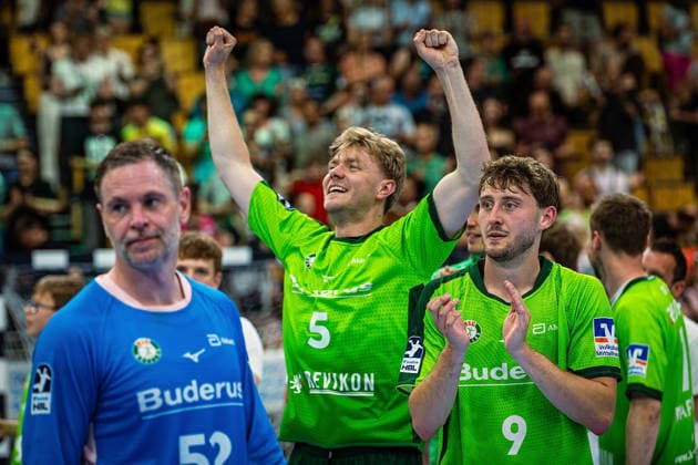 23.05.2026, xovx, Handball Daikin Handball-Bundesliga, HSG Wetzlar - HC Erlangen Die Spieler der HSG Wetzlar bejubeln ausgelassen den 29:26 Heimsieg über den HC Erlangen. V.l. Andreas Palicka (HSG Wetzlar), Tristan Kirschner (HSG Wetzlar), Niklas Theiß (HSG Wetzlar) Wetzlar Buderus Arena Hessen Deutschland (DE)