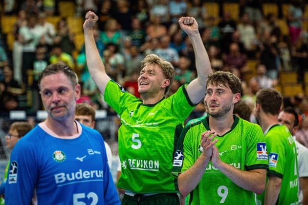 23.05.2026, xovx, Handball Daikin Handball-Bundesliga, HSG Wetzlar - HC Erlangen Die Spieler der HSG Wetzlar bejubeln ausgelassen den 29:26 Heimsieg über den HC Erlangen. V.l. Andreas Palicka (HSG Wetzlar), Tristan Kirschner (HSG Wetzlar), Niklas Theiß (HSG Wetzlar) Wetzlar Buderus Arena Hessen Deutschland (DE)