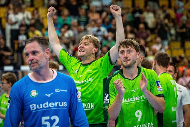 23.05.2026, xovx, Handball Daikin Handball-Bundesliga, HSG Wetzlar - HC Erlangen Die Spieler der HSG Wetzlar bejubeln ausgelassen den 29:26 Heimsieg über den HC Erlangen. V.l. Andreas Palicka (HSG Wetzlar), Tristan Kirschner (HSG Wetzlar), Niklas Theiß (HSG Wetzlar) Wetzlar Buderus Arena Hessen Deutschland (DE)