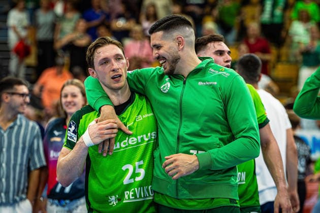 23.05.2026, xovx, Handball Daikin Handball-Bundesliga, HSG Wetzlar - HC Erlangen Die Spieler der HSG Wetzlar bejubeln ausgelassen den 29:26 Heimsieg über den HC Erlangen. V.l. Justin Müller (HSG Wetzlar), Stefan Cavor (HSG Wetzlar) Wetzlar Buderus Arena Hessen Deutschland (DE)