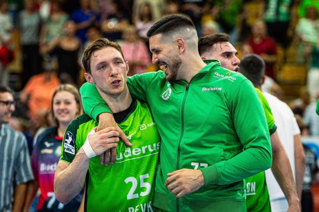 23.05.2026, xovx, Handball Daikin Handball-Bundesliga, HSG Wetzlar - HC Erlangen Die Spieler der HSG Wetzlar bejubeln ausgelassen den 29:26 Heimsieg über den HC Erlangen. V.l. Justin Müller (HSG Wetzlar), Stefan Cavor (HSG Wetzlar) Wetzlar Buderus Arena Hessen Deutschland (DE)