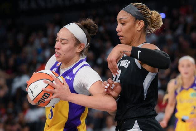 May 23, 2026, Las Vegas, Nevada, USA: A JA WILSON (22) of The Las Vegas Aces (R) competes against DEARICA HAMBY 5 (L) the Los Angeles sparks during WNBA, Basketball Damen, USA regular-season game at Michelob ULTRA Arena in Las Vegas. Las Vegas USA - ZUMAo117 20260523_zsp_o117_013 Copyright: xMikaelxOnax