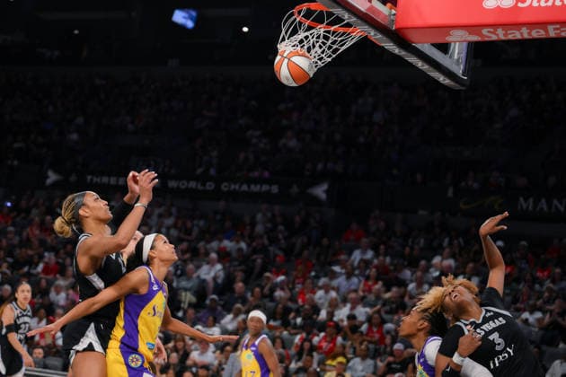 May 24, 2026, Las Vegas, Nevada, USA: A JA WILSON (22) of The Las Vegas Aces (L) competes against the Los Angeles sparks during WNBA, Basketball Damen, USA regular-season game at Michelob ULTRA Arena in Las Vegas Las Vegas USA - ZUMAo117 20260524_zsp_o117_001 Copyright: xMikaelxOnax