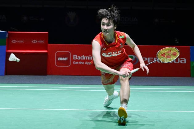 (260524) -- KUALA LUMPUR, May 24, 2026 -- Zhang Yufei hits a return during the women s singles final match between Chen Yufei of China and Ratchanok Intanon of Thailand at 2026 Malaysia Masters badminton tournament in Kuala Lumpur, Malaysia, May 24, 2026. (Photo by Xinhua) (SP)MALAYSIA-KUALA LUMPUR-BADMINTON-MALAYSIA MASTERS-WOMEN S SINGLES ChongxVoonxChung 