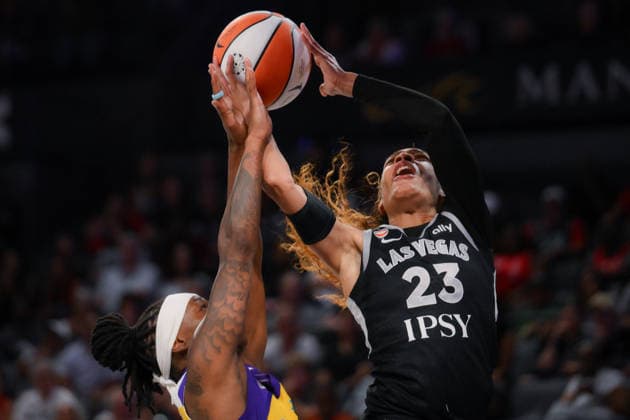 May 23, 2026, Las Vegas, Nevada, USA: CHENNEDY CARTER 23 (R) competes against the los Angeles sparks during WNBA, Basketball Damen, USA regular-season game at Michelob ULTRA Arena in Las Vegas. Las Vegas USA - ZUMAo117 20260523_zsp_o117_027 Copyright: xMikaelxOnax