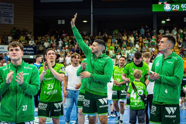 23.05.2026, xovx, Handball Daikin Handball-Bundesliga, HSG Wetzlar - HC Erlangen Die Spieler der HSG Wetzlar bejubeln ausgelassen den 29:26 Heimsieg über den HC Erlangen. Wetzlar Buderus Arena Hessen Deutschland (DE)