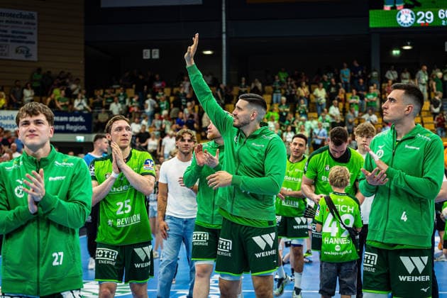 23.05.2026, xovx, Handball Daikin Handball-Bundesliga, HSG Wetzlar - HC Erlangen Die Spieler der HSG Wetzlar bejubeln ausgelassen den 29:26 Heimsieg über den HC Erlangen. Wetzlar Buderus Arena Hessen Deutschland (DE)