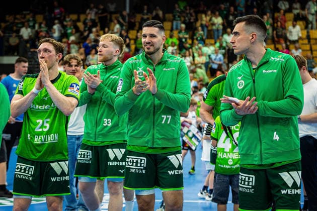 23.05.2026, xovx, Handball Daikin Handball-Bundesliga, HSG Wetzlar - HC Erlangen Die Spieler der HSG Wetzlar bejubeln ausgelassen den 29:26 Heimsieg über den HC Erlangen. V.l. Justin Müller (HSG Wetzlar), Georg Löwen (HSG Wetzlar), Stefan Cavor (HSG Wetzlar), Filip Vistorop (HSG Wetzlar) Wetzlar Buderus Arena Hessen Deutschland (DE)