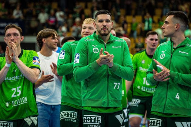 23.05.2026, xovx, Handball Daikin Handball-Bundesliga, HSG Wetzlar - HC Erlangen Die Spieler der HSG Wetzlar bejubeln ausgelassen den 29:26 Heimsieg über den HC Erlangen. V.l. Justin Müller (HSG Wetzlar), Georg Löwen (HSG Wetzlar), Stefan Cavor (HSG Wetzlar), Filip Vistorop (HSG Wetzlar) Wetzlar Buderus Arena Hessen Deutschland (DE)
