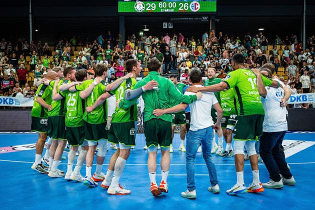 23.05.2026, xovx, Handball Daikin Handball-Bundesliga, HSG Wetzlar - HC Erlangen Die Spieler der HSG Wetzlar bejubeln ausgelassen den 29:26 Heimsieg über den HC Erlangen. Wetzlar Buderus Arena Hessen Deutschland (DE)