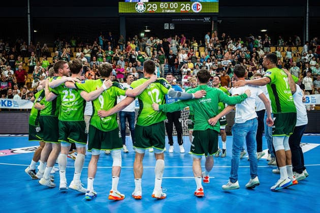 23.05.2026, xovx, Handball Daikin Handball-Bundesliga, HSG Wetzlar - HC Erlangen Die Spieler der HSG Wetzlar bejubeln ausgelassen den 29:26 Heimsieg über den HC Erlangen. Wetzlar Buderus Arena Hessen Deutschland (DE)
