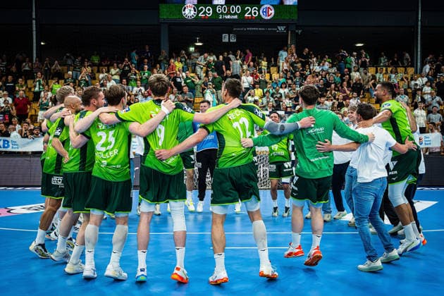 23.05.2026, xovx, Handball Daikin Handball-Bundesliga, HSG Wetzlar - HC Erlangen Die Spieler der HSG Wetzlar bejubeln ausgelassen den 29:26 Heimsieg über den HC Erlangen. Wetzlar Buderus Arena Hessen Deutschland (DE)