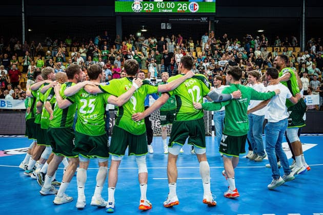 23.05.2026, xovx, Handball Daikin Handball-Bundesliga, HSG Wetzlar - HC Erlangen Die Spieler der HSG Wetzlar bejubeln ausgelassen den 29:26 Heimsieg über den HC Erlangen. Wetzlar Buderus Arena Hessen Deutschland (DE)