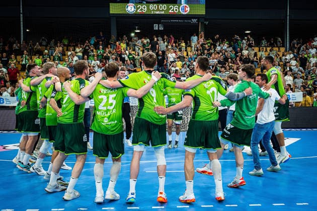23.05.2026, xovx, Handball Daikin Handball-Bundesliga, HSG Wetzlar - HC Erlangen Die Spieler der HSG Wetzlar bejubeln ausgelassen den 29:26 Heimsieg über den HC Erlangen. Wetzlar Buderus Arena Hessen Deutschland (DE)