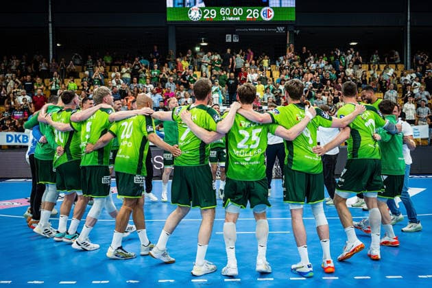 23.05.2026, xovx, Handball Daikin Handball-Bundesliga, HSG Wetzlar - HC Erlangen Die Spieler der HSG Wetzlar bejubeln ausgelassen den 29:26 Heimsieg über den HC Erlangen. Wetzlar Buderus Arena Hessen Deutschland (DE)