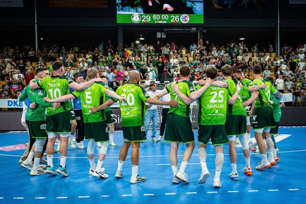 23.05.2026, xovx, Handball Daikin Handball-Bundesliga, HSG Wetzlar - HC Erlangen Die Spieler der HSG Wetzlar bejubeln ausgelassen den 29:26 Heimsieg über den HC Erlangen. Wetzlar Buderus Arena Hessen Deutschland (DE)