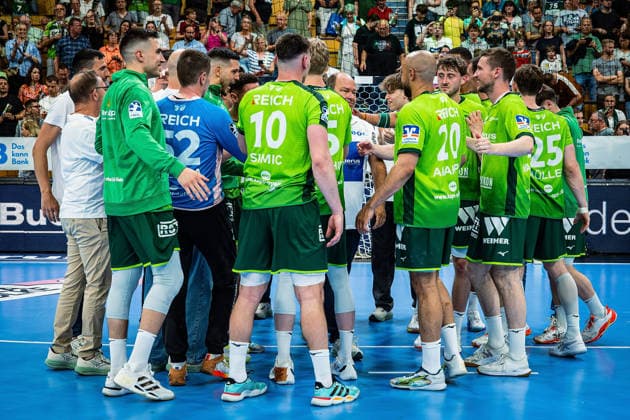 23.05.2026, xovx, Handball Daikin Handball-Bundesliga, HSG Wetzlar - HC Erlangen Die Spieler der HSG Wetzlar bejubeln ausgelassen den 29:26 Heimsieg über den HC Erlangen. Wetzlar Buderus Arena Hessen Deutschland (DE)