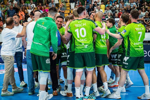 23.05.2026, xovx, Handball Daikin Handball-Bundesliga, HSG Wetzlar - HC Erlangen Die Spieler der HSG Wetzlar bejubeln ausgelassen den 29:26 Heimsieg über den HC Erlangen. Wetzlar Buderus Arena Hessen Deutschland (DE)