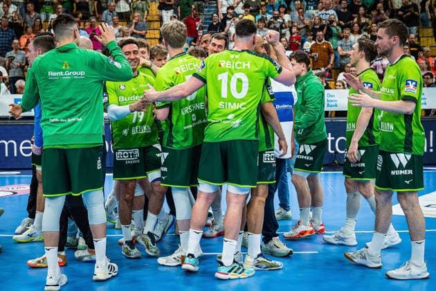 23.05.2026, xovx, Handball Daikin Handball-Bundesliga, HSG Wetzlar - HC Erlangen Die Spieler der HSG Wetzlar bejubeln ausgelassen den 29:26 Heimsieg über den HC Erlangen. Wetzlar Buderus Arena Hessen Deutschland (DE)
