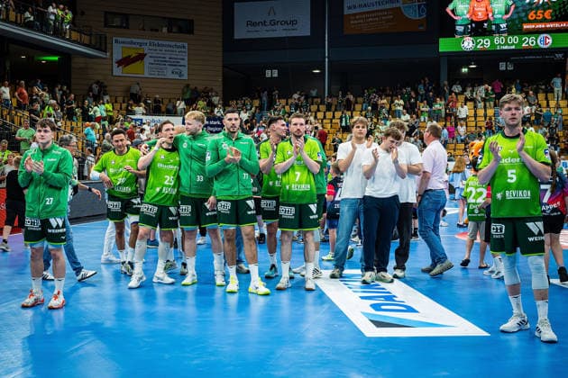 23.05.2026, xovx, Handball Daikin Handball-Bundesliga, HSG Wetzlar - HC Erlangen Die Spieler der HSG Wetzlar bejubeln ausgelassen den 29:26 Heimsieg über den HC Erlangen. Wetzlar Buderus Arena Hessen Deutschland (DE)