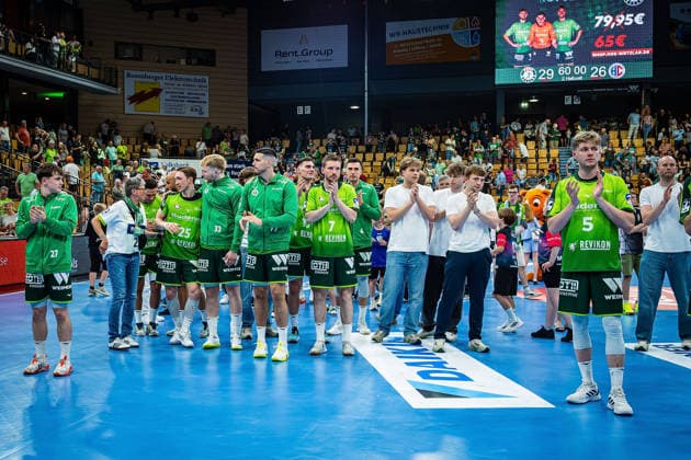 23.05.2026, xovx, Handball Daikin Handball-Bundesliga, HSG Wetzlar - HC Erlangen Die Spieler der HSG Wetzlar bejubeln ausgelassen den 29:26 Heimsieg über den HC Erlangen. Wetzlar Buderus Arena Hessen Deutschland (DE)