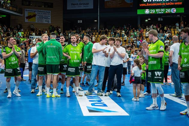 23.05.2026, xovx, Handball Daikin Handball-Bundesliga, HSG Wetzlar - HC Erlangen Die Spieler der HSG Wetzlar bejubeln ausgelassen den 29:26 Heimsieg über den HC Erlangen. Wetzlar Buderus Arena Hessen Deutschland (DE)