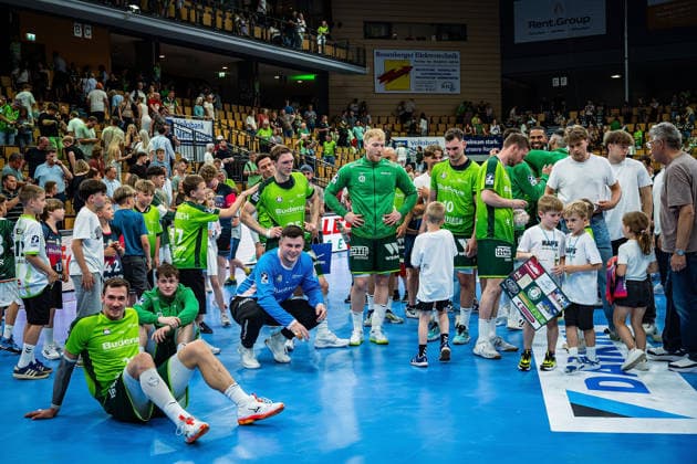 23.05.2026, xovx, Handball Daikin Handball-Bundesliga, HSG Wetzlar - HC Erlangen Die Spieler der HSG Wetzlar bejubeln ausgelassen den 29:26 Heimsieg über den HC Erlangen. Wetzlar Buderus Arena Hessen Deutschland (DE)