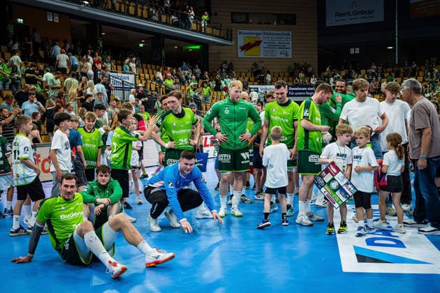 23.05.2026, xovx, Handball Daikin Handball-Bundesliga, HSG Wetzlar - HC Erlangen Die Spieler der HSG Wetzlar bejubeln ausgelassen den 29:26 Heimsieg über den HC Erlangen. Wetzlar Buderus Arena Hessen Deutschland (DE)