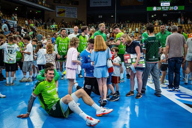 23.05.2026, xovx, Handball Daikin Handball-Bundesliga, HSG Wetzlar - HC Erlangen Die Spieler der HSG Wetzlar bejubeln ausgelassen den 29:26 Heimsieg über den HC Erlangen. Wetzlar Buderus Arena Hessen Deutschland (DE)