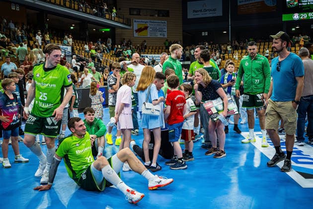 23.05.2026, xovx, Handball Daikin Handball-Bundesliga, HSG Wetzlar - HC Erlangen Die Spieler der HSG Wetzlar bejubeln ausgelassen den 29:26 Heimsieg über den HC Erlangen. Wetzlar Buderus Arena Hessen Deutschland (DE)