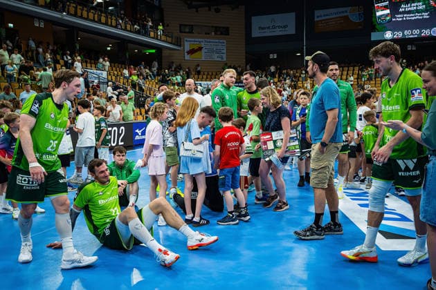 23.05.2026, xovx, Handball Daikin Handball-Bundesliga, HSG Wetzlar - HC Erlangen Die Spieler der HSG Wetzlar bejubeln ausgelassen den 29:26 Heimsieg über den HC Erlangen. Wetzlar Buderus Arena Hessen Deutschland (DE)