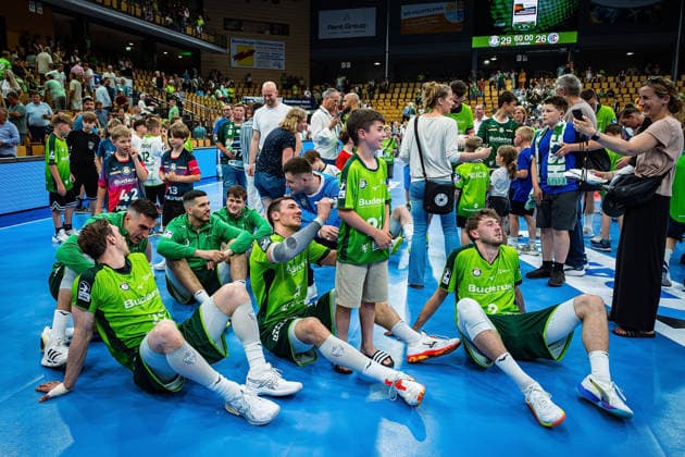 23.05.2026, xovx, Handball Daikin Handball-Bundesliga, HSG Wetzlar - HC Erlangen Die Spieler der HSG Wetzlar bejubeln ausgelassen den 29:26 Heimsieg über den HC Erlangen. Wetzlar Buderus Arena Hessen Deutschland (DE)