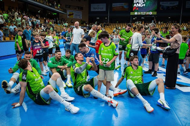 23.05.2026, xovx, Handball Daikin Handball-Bundesliga, HSG Wetzlar - HC Erlangen Die Spieler der HSG Wetzlar bejubeln ausgelassen den 29:26 Heimsieg über den HC Erlangen. Wetzlar Buderus Arena Hessen Deutschland (DE)