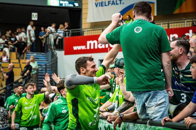 23.05.2026, xovx, Handball Daikin Handball-Bundesliga, HSG Wetzlar - HC Erlangen Die Spieler der HSG Wetzlar feiern gemeinsam mit ihren Fans ausgelassen den 29:26 Heimsieg über den HC Erlangen. Vorne Jona Schoch (HSG Wetzlar) Wetzlar Buderus Arena Hessen Deutschland (DE)