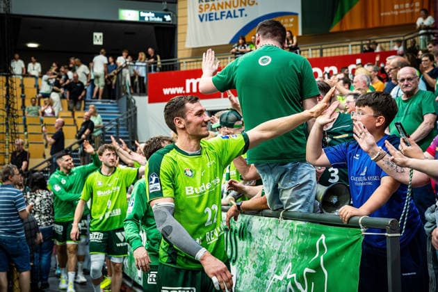 23.05.2026, xovx, Handball Daikin Handball-Bundesliga, HSG Wetzlar - HC Erlangen Die Spieler der HSG Wetzlar feiern gemeinsam mit ihren Fans ausgelassen den 29:26 Heimsieg über den HC Erlangen. V.l. Stefan Cavor (HSG Wetzlar), Niklas Theiß (HSG Wetzlar), Phil Spandau (HSG Wetzlar), Jona Schoch (HSG Wetzlar) Wetzlar Buderus Arena Hessen Deutschland (DE)