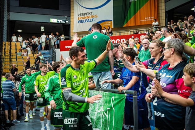 23.05.2026, xovx, Handball Daikin Handball-Bundesliga, HSG Wetzlar - HC Erlangen Die Spieler der HSG Wetzlar feiern gemeinsam mit ihren Fans ausgelassen den 29:26 Heimsieg über den HC Erlangen. V.l. Stefan Cavor (HSG Wetzlar), Niklas Theiß (HSG Wetzlar), Phil Spandau (HSG Wetzlar), Jona Schoch (HSG Wetzlar) Wetzlar Buderus Arena Hessen Deutschland (DE)