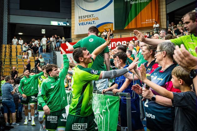 23.05.2026, xovx, Handball Daikin Handball-Bundesliga, HSG Wetzlar - HC Erlangen Die Spieler der HSG Wetzlar feiern gemeinsam mit ihren Fans ausgelassen den 29:26 Heimsieg über den HC Erlangen. V.l. Stefan Cavor (HSG Wetzlar), Niklas Theiß (HSG Wetzlar), Phil Spandau (HSG Wetzlar), Jona Schoch (HSG Wetzlar) Wetzlar Buderus Arena Hessen Deutschland (DE)