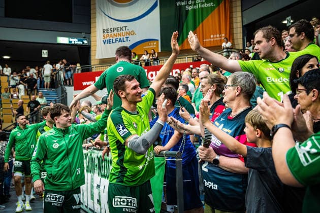 23.05.2026, xovx, Handball Daikin Handball-Bundesliga, HSG Wetzlar - HC Erlangen Die Spieler der HSG Wetzlar feiern gemeinsam mit ihren Fans ausgelassen den 29:26 Heimsieg über den HC Erlangen. V.l. Stefan Cavor (HSG Wetzlar), Niklas Theiß (HSG Wetzlar), Phil Spandau (HSG Wetzlar), Jona Schoch (HSG Wetzlar) Wetzlar Buderus Arena Hessen Deutschland (DE)