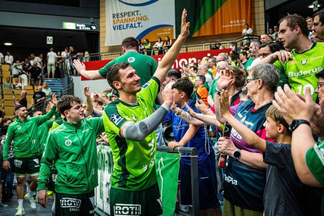 23.05.2026, xovx, Handball Daikin Handball-Bundesliga, HSG Wetzlar - HC Erlangen Die Spieler der HSG Wetzlar feiern gemeinsam mit ihren Fans ausgelassen den 29:26 Heimsieg über den HC Erlangen. V.l. Stefan Cavor (HSG Wetzlar), Phil Spandau (HSG Wetzlar), Jona Schoch (HSG Wetzlar) Wetzlar Buderus Arena Hessen Deutschland (DE)