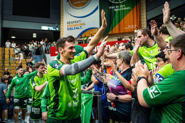 23.05.2026, xovx, Handball Daikin Handball-Bundesliga, HSG Wetzlar - HC Erlangen Die Spieler der HSG Wetzlar feiern gemeinsam mit ihren Fans ausgelassen den 29:26 Heimsieg über den HC Erlangen. V.l. Stefan Cavor (HSG Wetzlar), Niklas Theiß (HSG Wetzlar), Phil Spandau (HSG Wetzlar), Jona Schoch (HSG Wetzlar) Wetzlar Buderus Arena Hessen Deutschland (DE)