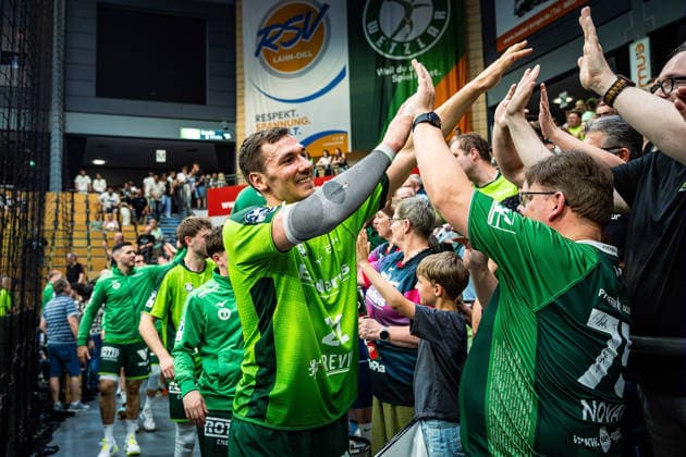 23.05.2026, xovx, Handball Daikin Handball-Bundesliga, HSG Wetzlar - HC Erlangen Die Spieler der HSG Wetzlar feiern gemeinsam mit ihren Fans ausgelassen den 29:26 Heimsieg über den HC Erlangen. V.l. Stefan Cavor (HSG Wetzlar), Niklas Theiß (HSG Wetzlar), Phil Spandau (HSG Wetzlar), Jona Schoch (HSG Wetzlar) Wetzlar Buderus Arena Hessen Deutschland (DE)
