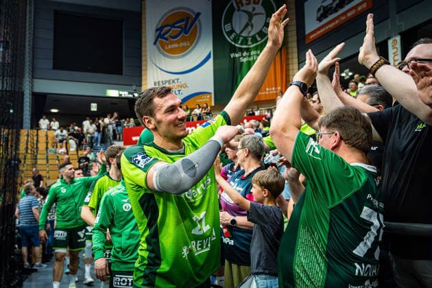 23.05.2026, xovx, Handball Daikin Handball-Bundesliga, HSG Wetzlar - HC Erlangen Die Spieler der HSG Wetzlar feiern gemeinsam mit ihren Fans ausgelassen den 29:26 Heimsieg über den HC Erlangen. V.l. Stefan Cavor (HSG Wetzlar), Niklas Theiß (HSG Wetzlar), Phil Spandau (HSG Wetzlar), Jona Schoch (HSG Wetzlar) Wetzlar Buderus Arena Hessen Deutschland (DE)