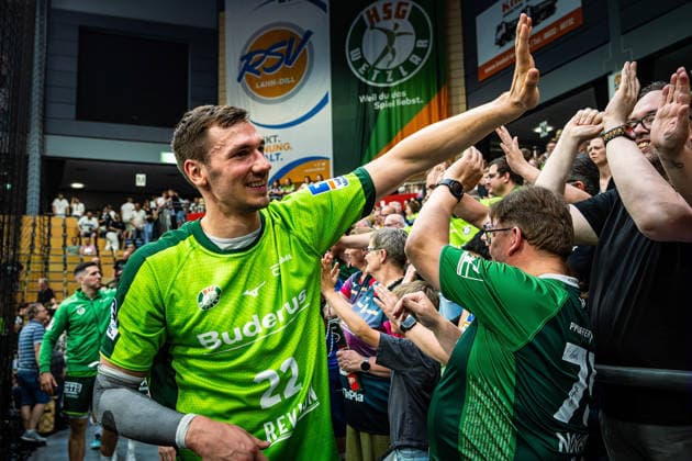 23.05.2026, xovx, Handball Daikin Handball-Bundesliga, HSG Wetzlar - HC Erlangen Die Spieler der HSG Wetzlar feiern gemeinsam mit ihren Fans ausgelassen den 29:26 Heimsieg über den HC Erlangen. V.l. Stefan Cavor (HSG Wetzlar), Jona Schoch (HSG Wetzlar) Wetzlar Buderus Arena Hessen Deutschland (DE)