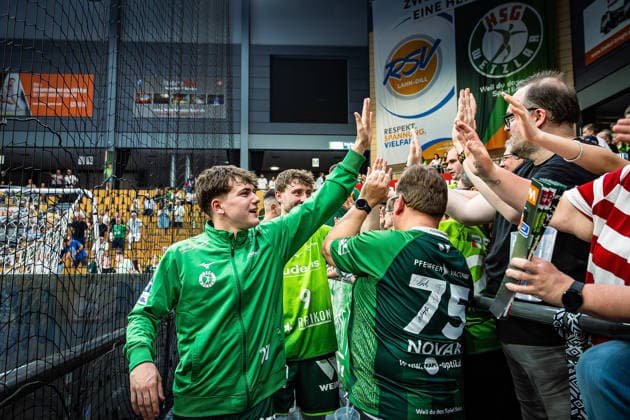 23.05.2026, xovx, Handball Daikin Handball-Bundesliga, HSG Wetzlar - HC Erlangen Die Spieler der HSG Wetzlar feiern gemeinsam mit ihren Fans ausgelassen den 29:26 Heimsieg über den HC Erlangen. V.l. Phil Spandau (HSG Wetzlar), Niklas Theiß (HSG Wetzlar) Wetzlar Buderus Arena Hessen Deutschland (DE)