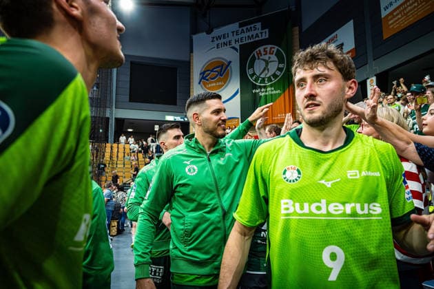 23.05.2026, xovx, Handball Daikin Handball-Bundesliga, HSG Wetzlar - HC Erlangen Die Spieler der HSG Wetzlar feiern gemeinsam mit ihren Fans ausgelassen den 29:26 Heimsieg über den HC Erlangen. V.l. Jona Schoch (HSG Wetzlar), Filip Vistorop (HSG Wetzlar), Stefan Cavor (HSG Wetzlar), Niklas Theiß (HSG Wetzlar) Wetzlar Buderus Arena Hessen Deutschland (DE)